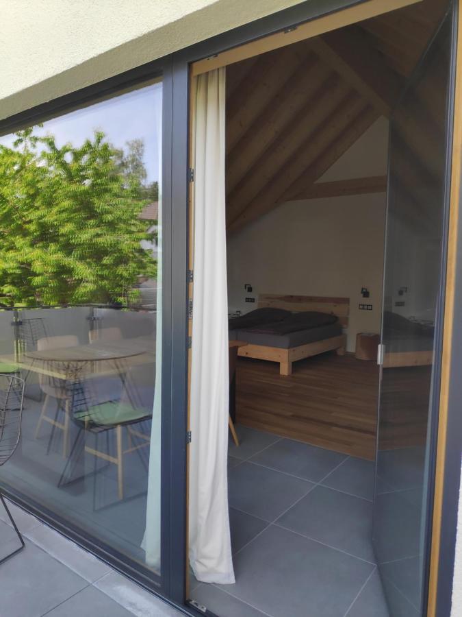 Ferienwohnungen Und Zimmer In Reutlingen-Goenningen Exterior photo